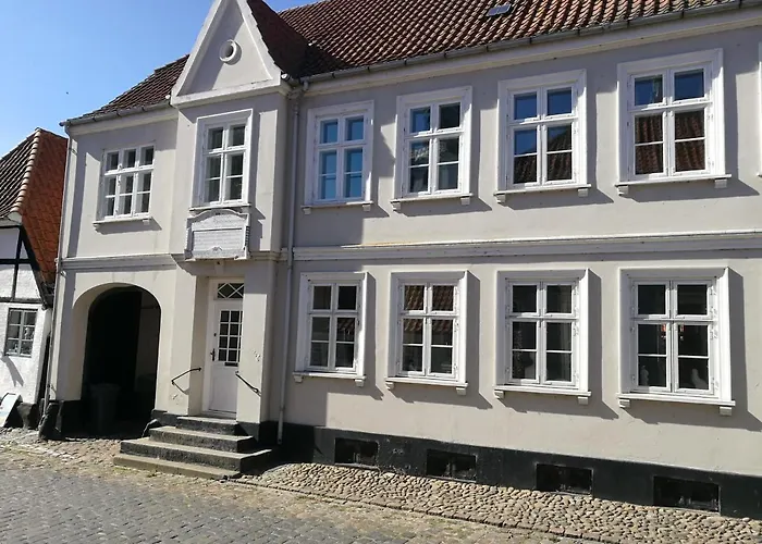 לינה וארוחת בוקר Kjobing Manor 4*